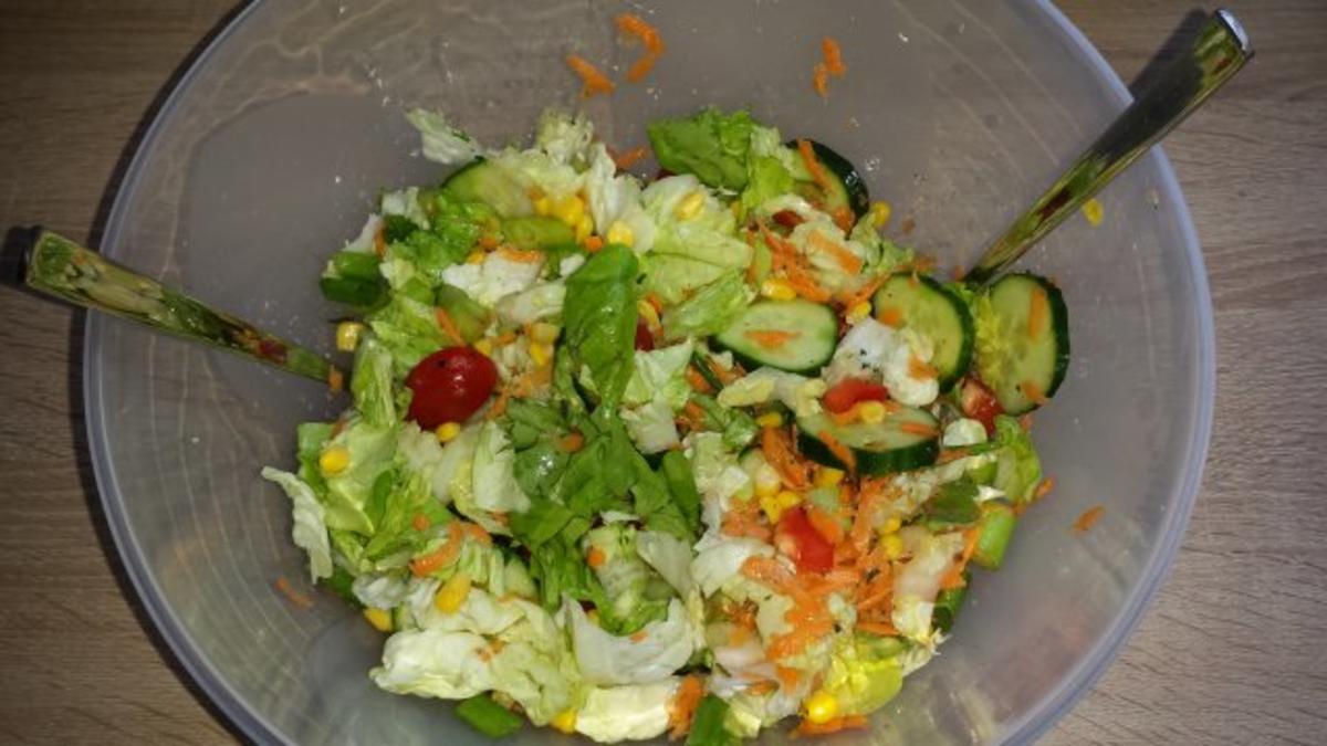 Insalata Mista mit Kräuterdressing Rezept kochbar.de