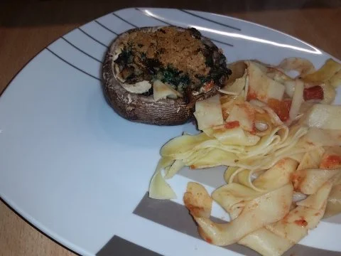 Gefüllte Champignons im Nudelnest - Rezept