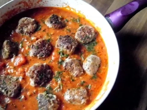 hackbällchen in feuriger tomatensosse - Rezept