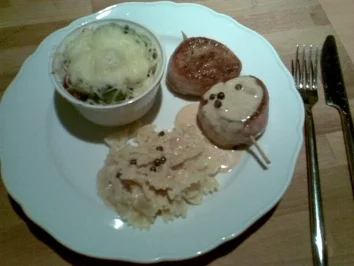 Schweinefiletmedaillons mit Bacon an Grünerpfeffer-Rahmsosse und Rosenkohl überbacken - Rezept