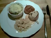 Schweinefiletmedaillons mit Bacon an Grünerpfeffer-Rahmsosse und Rosenkohl überbacken - Rezept