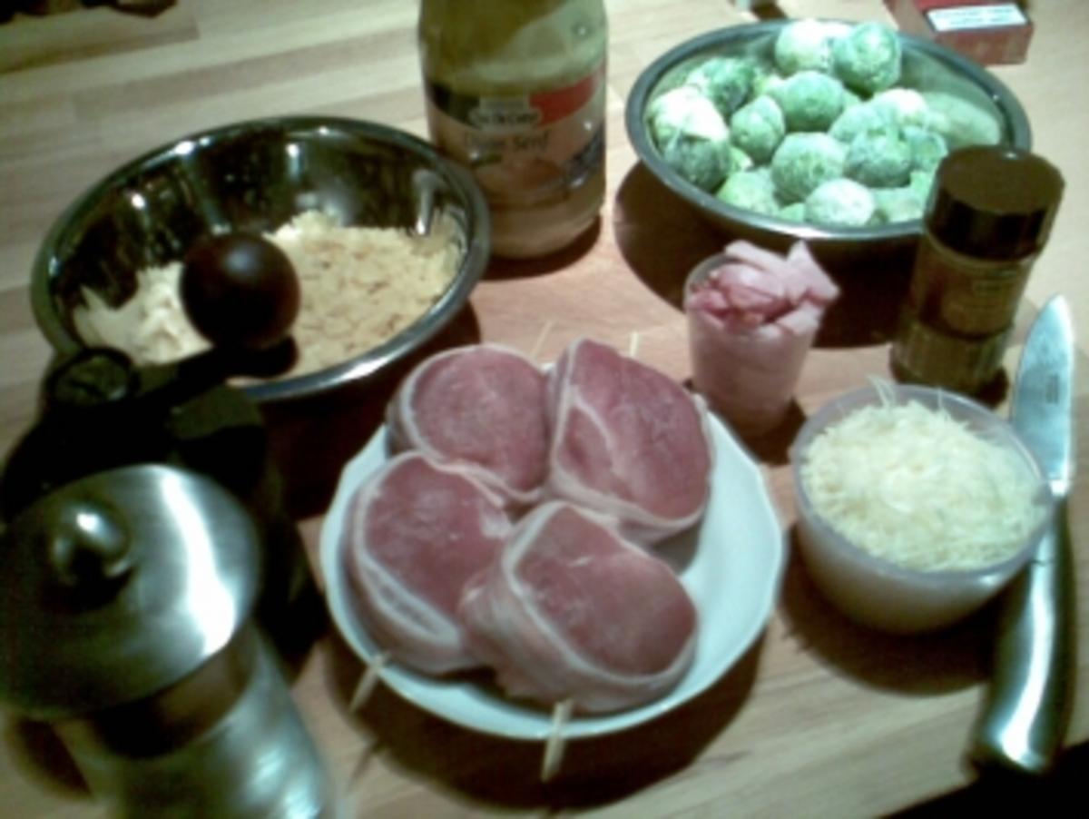 Schweinefiletmedaillons mit Bacon an Grünerpfeffer-Rahmsosse und Rosenkohl überbacken - Rezept