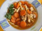 Eintopf mit Hähnchenbrustfilets, Möhrenblüten, Zwiebeln, Champignons und Nudeln - Rezept