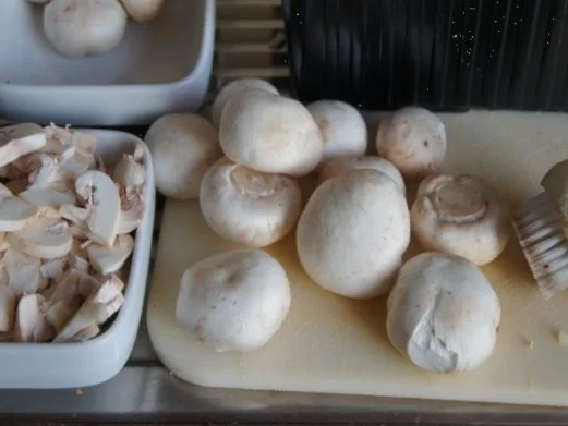 Eintopf mit Hähnchenbrustfilets, Möhrenblüten, Zwiebeln, Champignons und Nudeln - Rezept - Bild Nr. 16