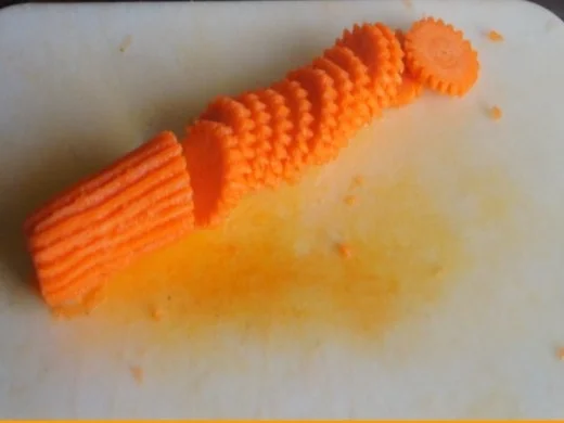 Eintopf mit Hähnchenbrustfilets, Möhrenblüten, Zwiebeln, Champignons und Nudeln - Rezept - Bild Nr. 5