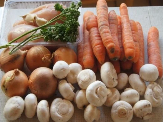 Eintopf mit Hähnchenbrustfilets, Möhrenblüten, Zwiebeln, Champignons und Nudeln - Rezept - Bild Nr. 2