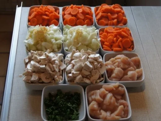 Eintopf mit Hähnchenbrustfilets, Möhrenblüten, Zwiebeln, Champignons und Nudeln - Rezept - Bild Nr. 7