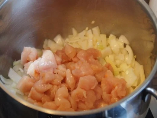 Eintopf mit Hähnchenbrustfilets, Möhrenblüten, Zwiebeln, Champignons und Nudeln - Rezept - Bild Nr. 9
