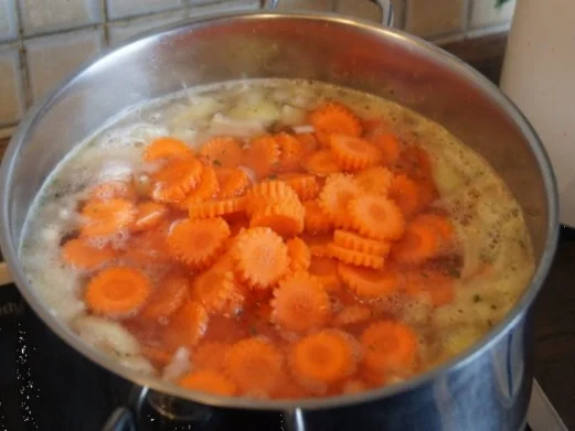 Eintopf mit Hähnchenbrustfilets, Möhrenblüten, Zwiebeln, Champignons und Nudeln - Rezept - Bild Nr. 11