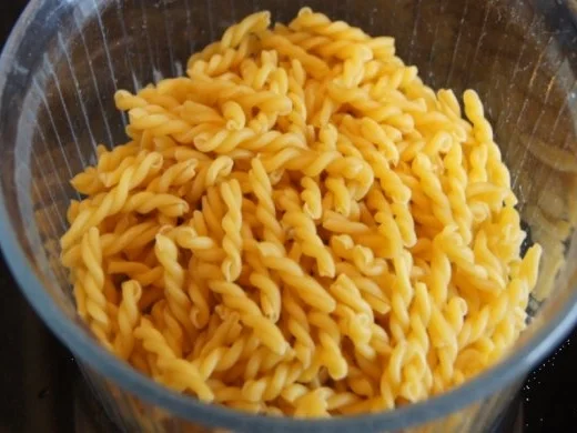 Eintopf mit Hähnchenbrustfilets, Möhrenblüten, Zwiebeln, Champignons und Nudeln - Rezept - Bild Nr. 13