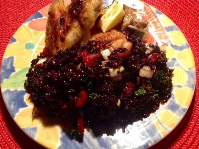 Schwarzer Reissalat dazu gebackene Hähnchenflügel - Rezept - Bild Nr. 4