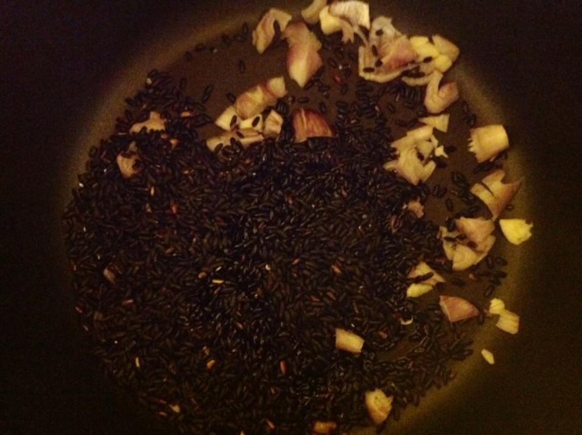 Schwarzer Reissalat dazu gebackene Hähnchenflügel - Rezept - Bild Nr. 6