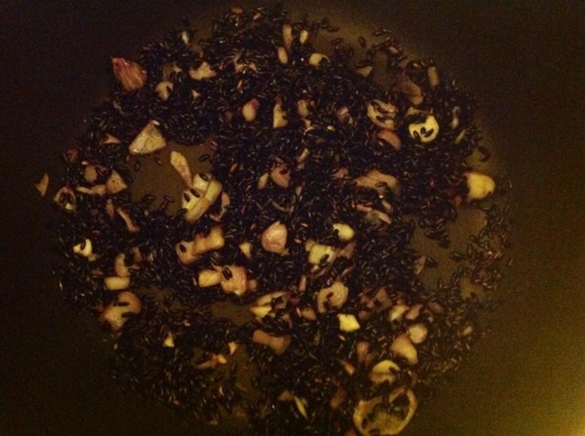 Schwarzer Reissalat dazu gebackene Hähnchenflügel - Rezept - Bild Nr. 7