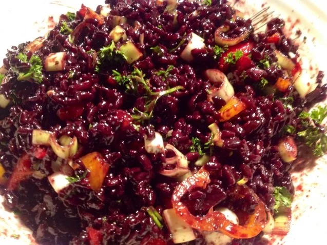 Schwarzer Reissalat dazu gebackene Hähnchenflügel - Rezept - Bild Nr. 11