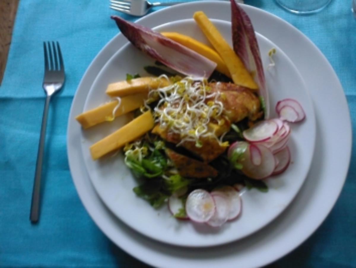 Hähnchenbrust auf Feldsalat mit Mangostreifen und Sprossen - Rezept