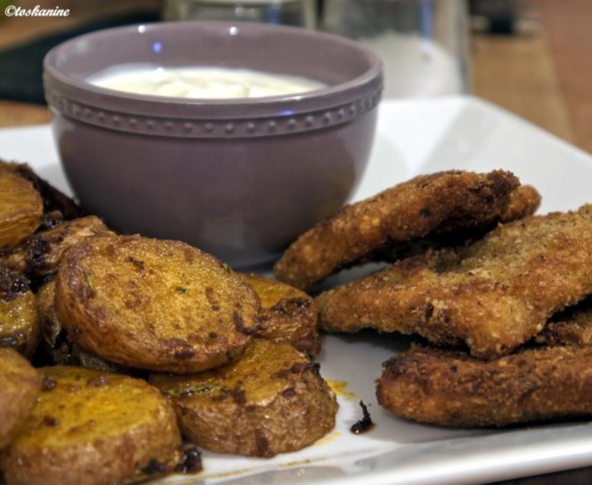 Schweineschnitzel in Nusspanade, Backofenkartoffeln - Rezept - kochbar.de