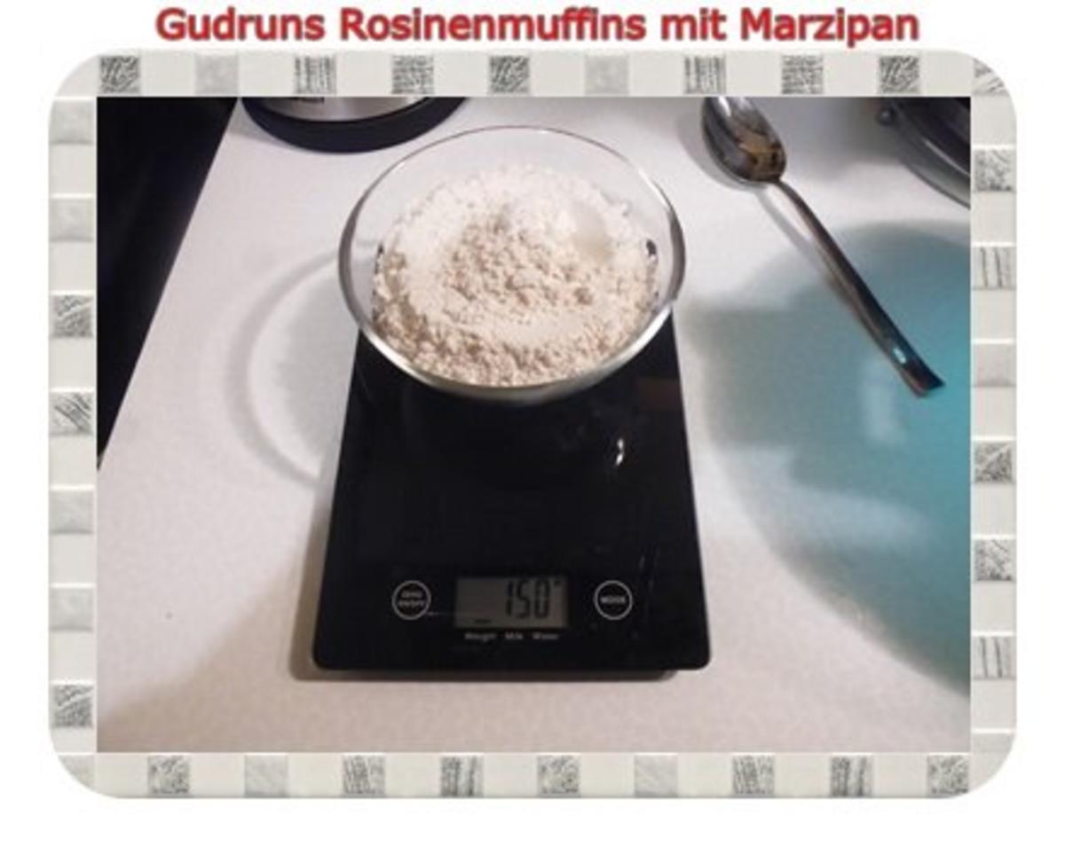Muffins: Rosinenmuffins mit Marzipan - Rezept - Bild Nr. 3