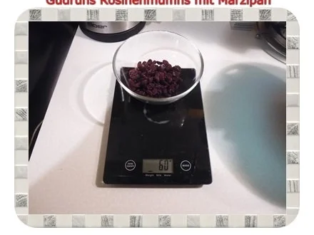 Rezept: Muffins: Rosinenmuffins mit Marzipan Bild Nr. 8 Muffins: Rosinenmuffins mit Marzipan - Rezept - Bild Nr. 8