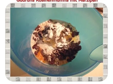 Rezept: Muffins: Rosinenmuffins mit Marzipan Bild Nr. 9 Muffins: Rosinenmuffins mit Marzipan - Rezept - Bild Nr. 9