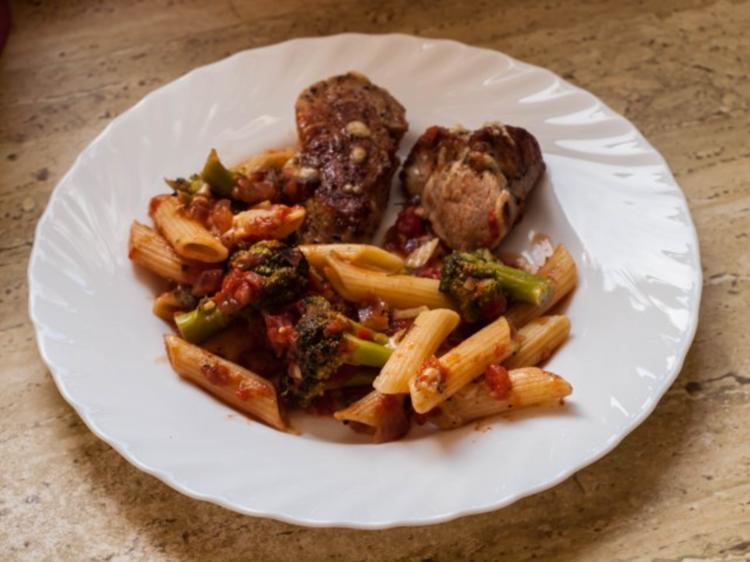 Gratin mit Brokkoli, Penne und Medaillons - Rezept - kochbar.de