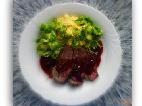 Hirschkalb mit Cassis-Sauce,Polenta und Rosenkohlblätter - Rezept - Bild Nr. 5