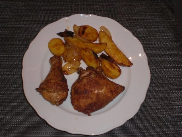 hähnchenteile mit Kartoffelspalten und Zwiebel - Rezept