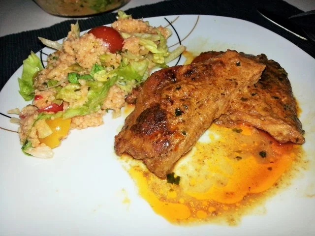 Rezept: Knackiges Tabouleh mit pikanten Schweinenackensteaks in Tikka Sauce Knackiges Tabouleh mit pikanten Schweinenackensteaks in Tikka Sauce - Rezept