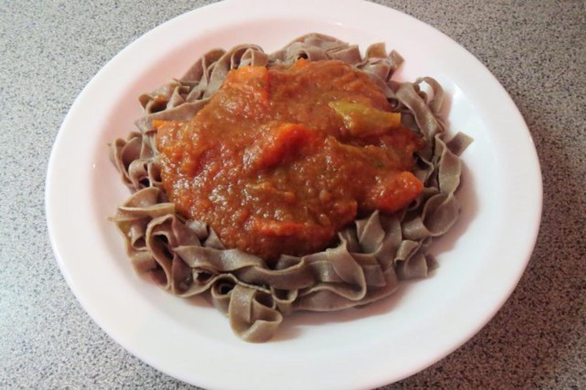 Bilder für Kochen: Auberginen-Tomaten-Sauce mit Paprika zu Oliven-Nudeln - Rezept