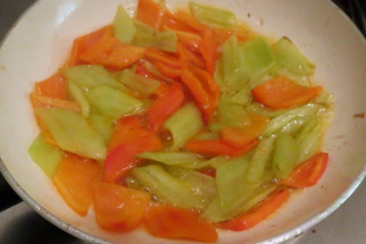 Kochen: Auberginen-Tomaten-Sauce mit Paprika zu Oliven-Nudeln - Rezept - Bild Nr. 5