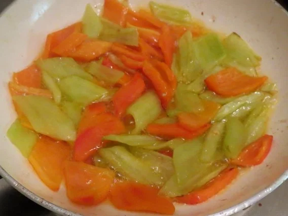 Kochen: Auberginen-Tomaten-Sauce mit Paprika zu Oliven-Nudeln - Rezept - Bild Nr. 5