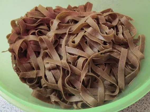 Kochen: Auberginen-Tomaten-Sauce mit Paprika zu Oliven-Nudeln - Rezept - Bild Nr. 8