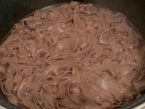 Kochen: Auberginen-Tomaten-Sauce mit Paprika zu Oliven-Nudeln - Rezept - Bild Nr. 9