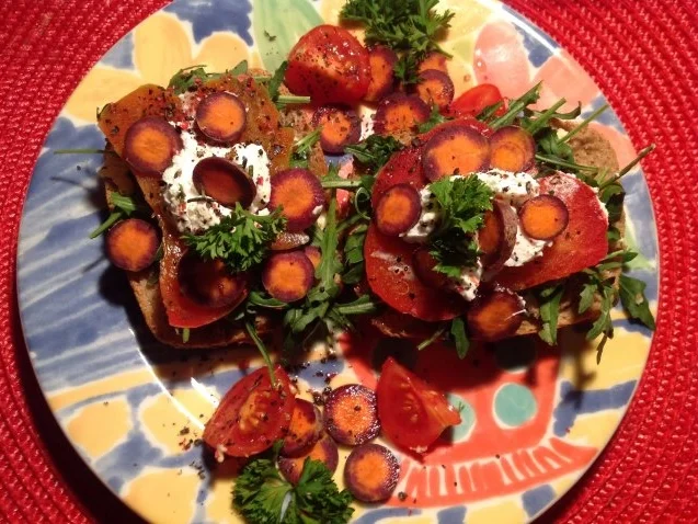 Abendbrot Brötchen mit Gartenwurst und Ziegenfrischkäse - Rezept