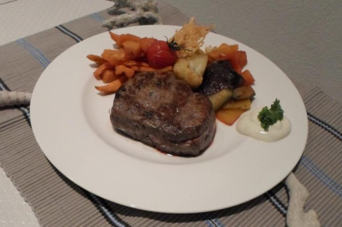 Rinderfiletsteak mit Süßkartoffelpommes und Pfannengemüse - Rezept ...