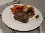 Rinderfiletsteak mit Süßkartoffelpommes und Pfannengemüse - Rezept