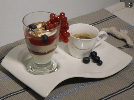 Rezept: Espresso-Schichtspeise mit Johannisbeergelee Espresso-Schichtspeise mit Johannisbeergelee - Rezept