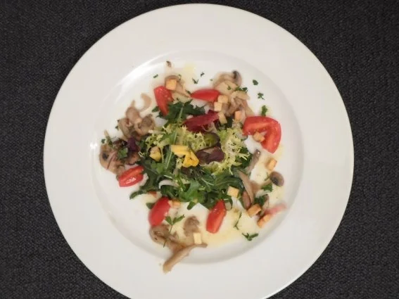 Rezept: Salatvariation mit Pilzen und Kartoffelmarinade Salatvariation mit Pilzen und Kartoffelmarinade - Rezept