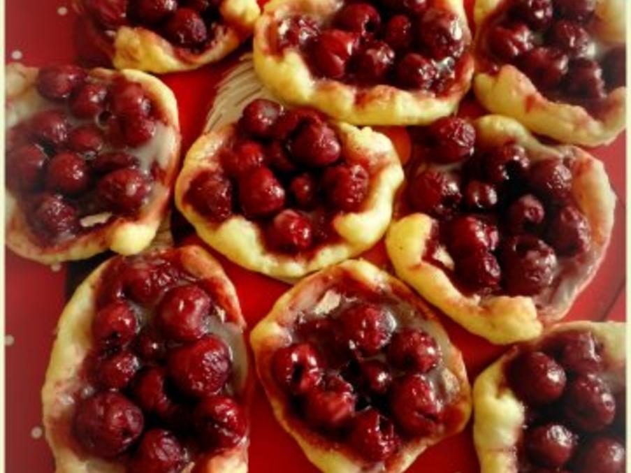 Gebäck: Kirsch-Blätterteig-Teilchen - Rezept - kochbar.de