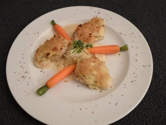 Rezept: Donauwaller (Wels) in der Meerettichkruste auf Pfefferspitzkraut mit kleinen Karotten Donauwaller (Wels) in der Meerettichkruste auf Pfefferspitzkraut mit kleinen Karotten - Rezept