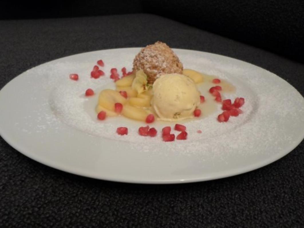 Gefüllte Topfennougatknödel mit karamellisierten Äpfeln auf ...