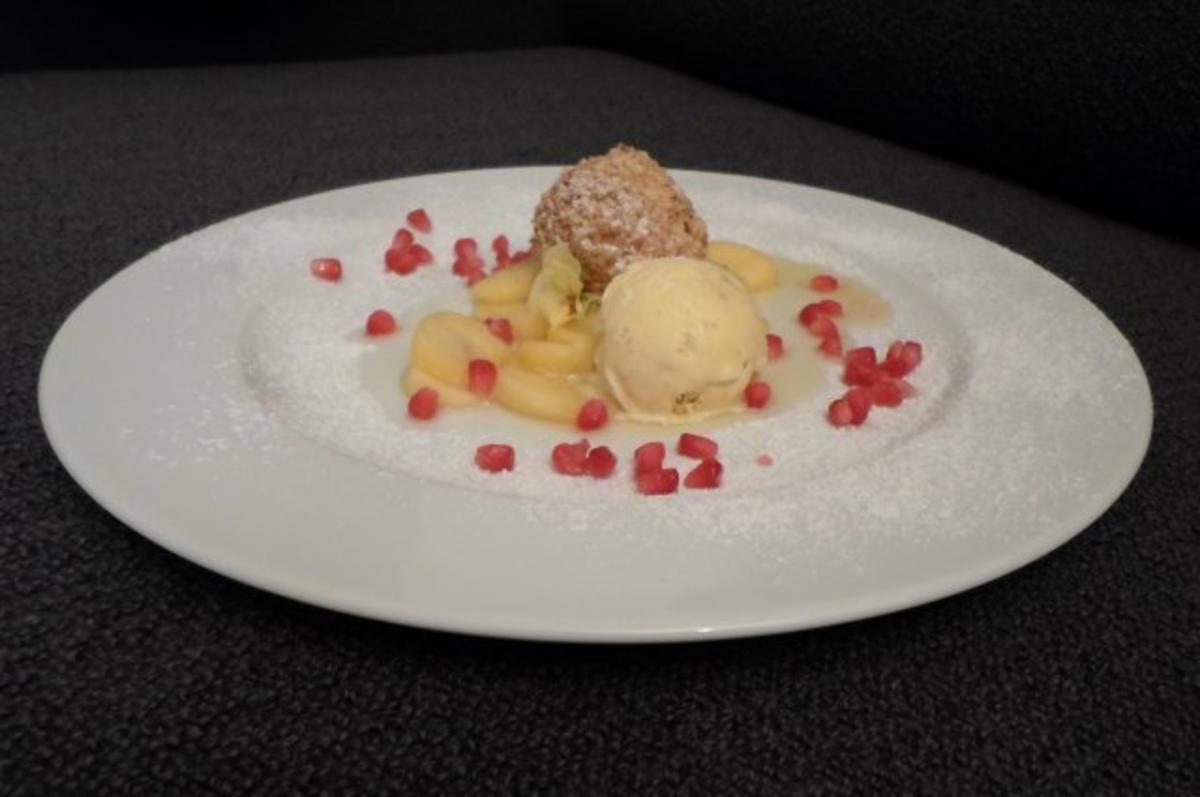 Bilder für Gefüllte Topfennougatknödel mit karamellisierten Äpfeln auf Vanillerahmeis - Rezept