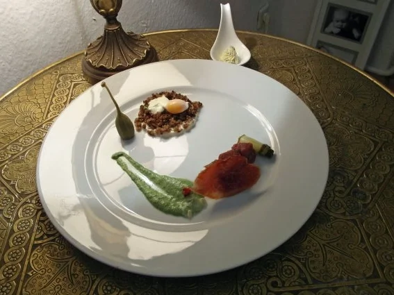 Geschredderte "Stulle", pochiertes Wachtelei, Rindertatar - Rezept