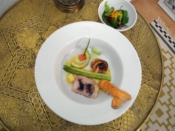 Rotbarbenfilet mit Blütensalat - Rezept