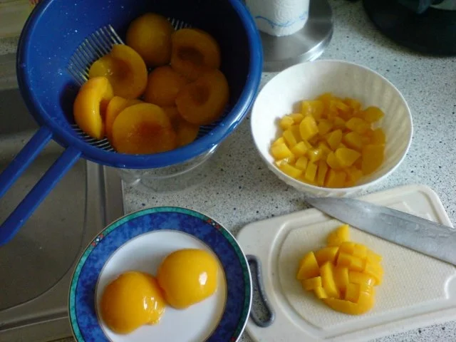 Rezept: Pfirsichtorte ohne backen-schnell und sommerlich Bild Nr. 3 Pfirsichtorte ohne backen-schnell und sommerlich - Rezept - Bild Nr. 3