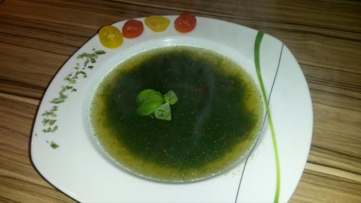 Basilikumsuppe mit krossen Schinkenstreifen - Rezept - kochbar.de