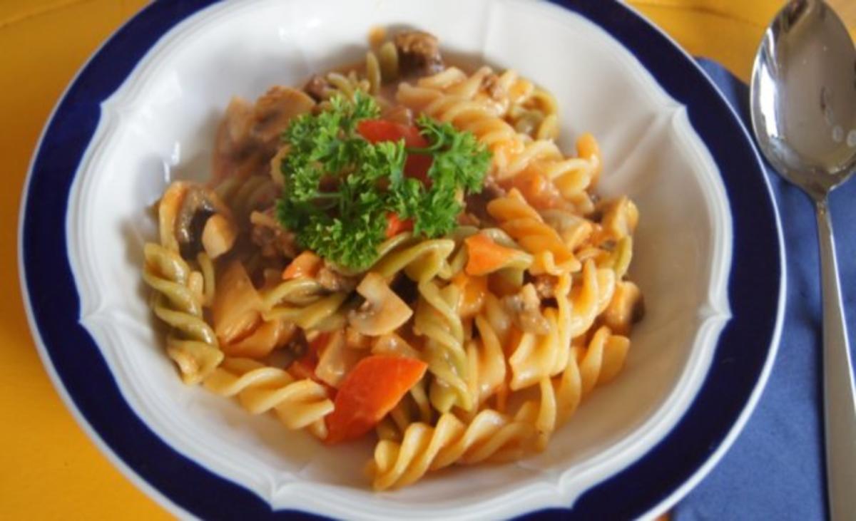 Pasta mit bunten Spiralnudeln - Rezept mit Bild - kochbar.de