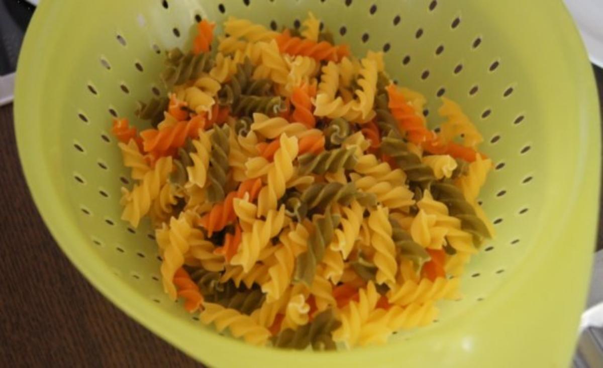 Pasta mit bunten Spiralnudeln - Rezept - Bild Nr. 3