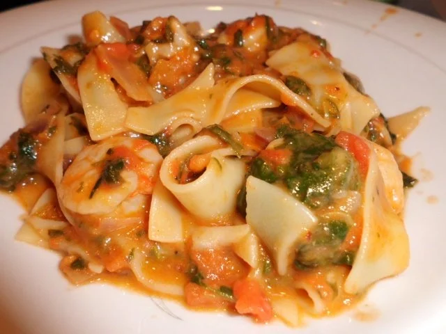 Rezept: Pfannegericht: Tomaten-Spinat-Mozzarella-Pfanne mit Garnelen und Bandnudeln Pfannegericht: Tomaten-Spinat-Mozzarella-Pfanne mit Garnelen und Bandnudeln - Rezept