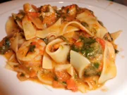 Pfannegericht: Tomaten-Spinat-Mozzarella-Pfanne mit Garnelen und Bandnudeln - Rezept