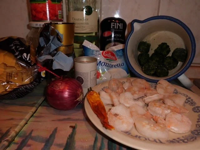 Rezept: Pfannegericht: Tomaten-Spinat-Mozzarella-Pfanne mit Garnelen und Bandnudeln Bild Nr. 2 Pfannegericht: Tomaten-Spinat-Mozzarella-Pfanne mit Garnelen und Bandnudeln - Rezept - Bild Nr. 2